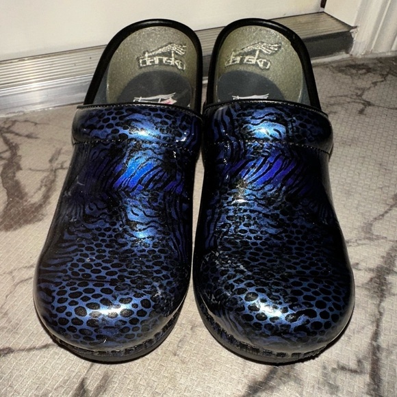 Dansko women’s blue and black pattern XP 2.0 nursing clogs 37 comfort clogs - Picture 4 of 9